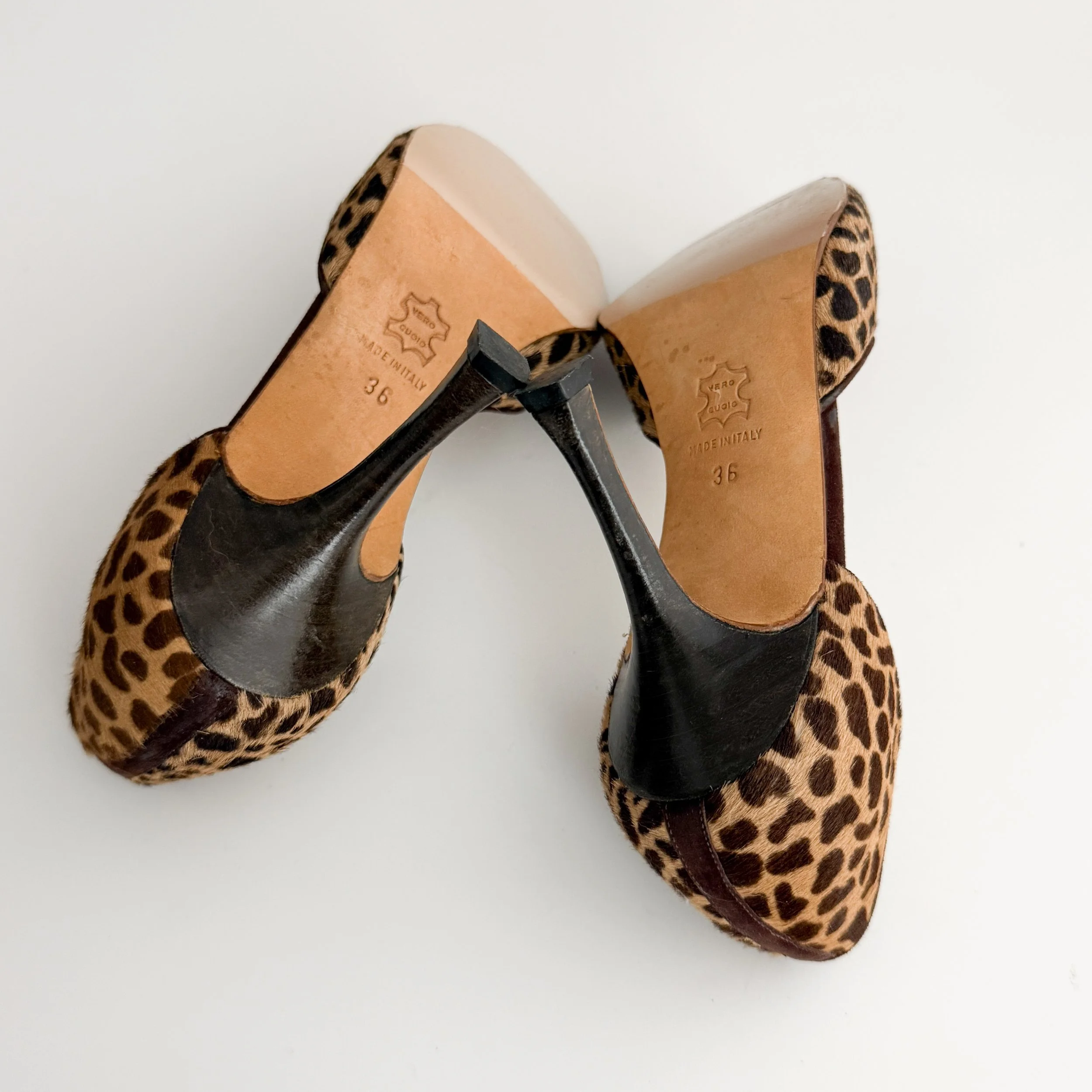 Manolo Blahnik Grey Leather Cutout Heels (IT 36) — sororité.